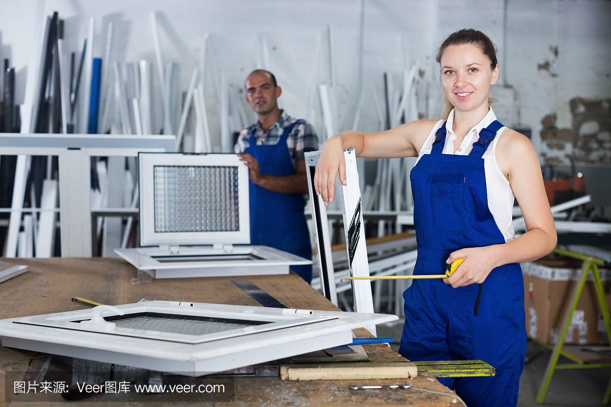 有塑料窗框和卷尺的工匠
