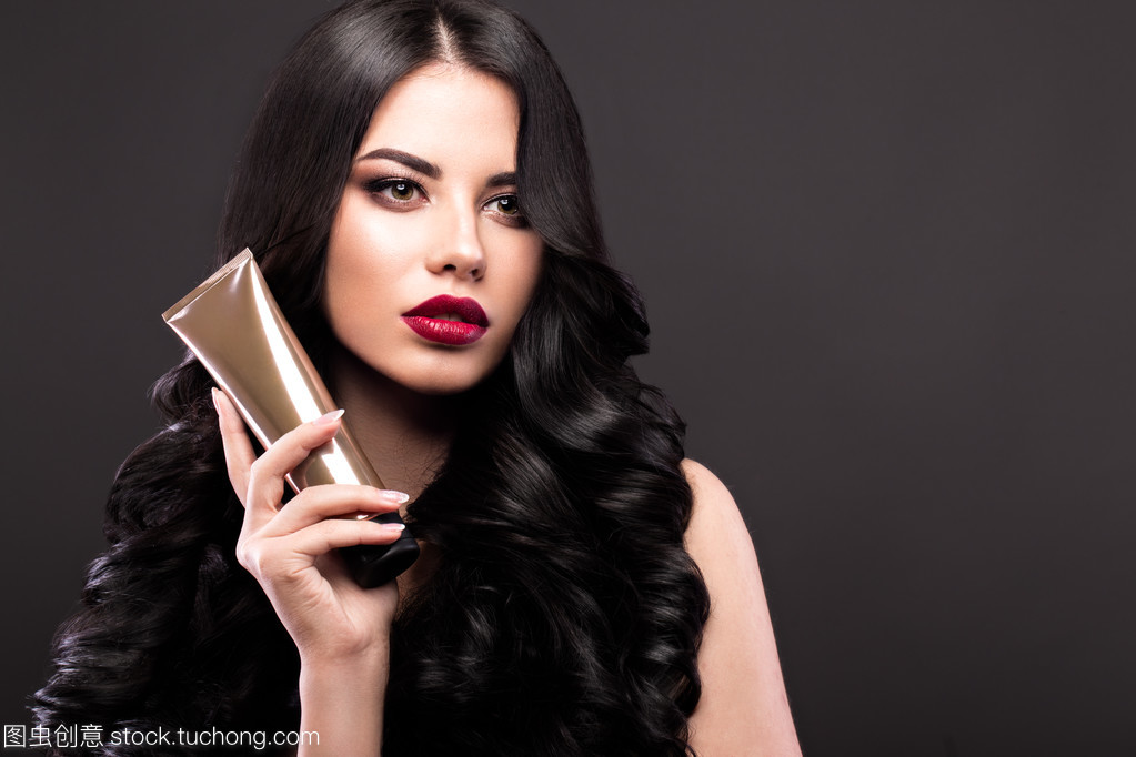 卷曲黑发与烈焰红唇 经典妆容的永恒魅力